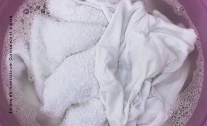 Mënyra më e thjeshtë për t’i mbajtur rrobat të bardha, si ditën e parë