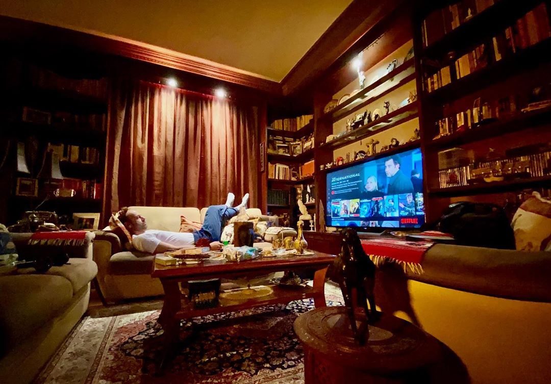 Moderatori i njohur shqiptar rezulton pozitiv me Covid-19