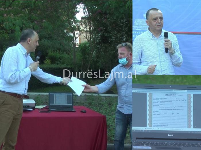 110 familje në një pallat në Durrës marrin lejen e legalizimit/ Lame, qytetarëve: Ju kanë kërkuar lekë në Kadastër?