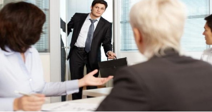 Gjashtë gjëra jo profesionale që mund të jeni duke i bërë në punë