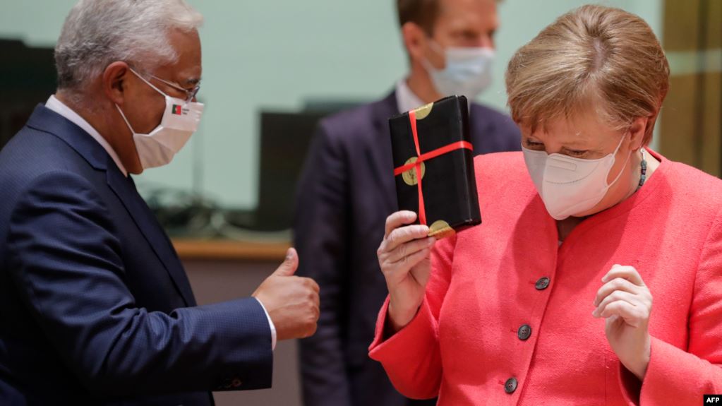 Ç’ndodhi mes Merkel e Macron? Mosmarrëveshjet që po ndajnë udhëheqësit e BE-së