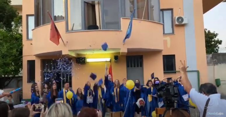 Diplomohet brezi i 18-të i maturantëve të shkollës “Mihal Ekonomi”: Ne ia dolëm! (VIDEO)