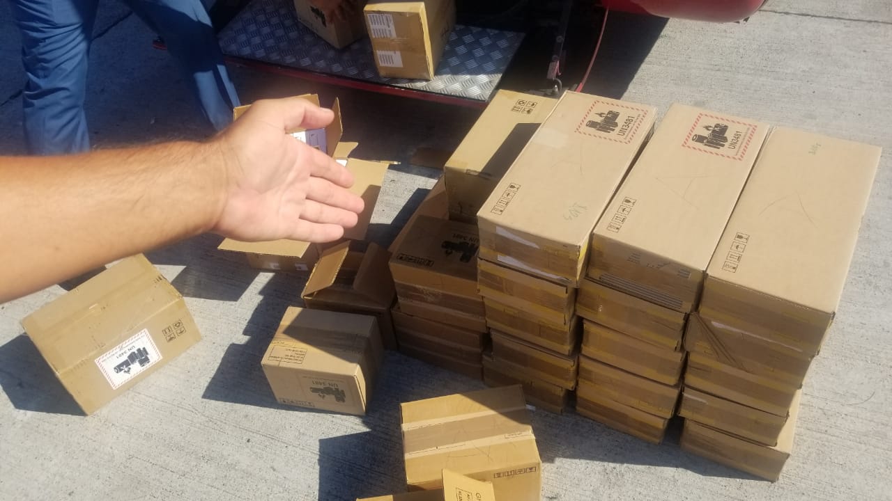 Po futeshin kontrabandë, kapen në Durrës 110 mijë € dhe 545 celularë në një autobus