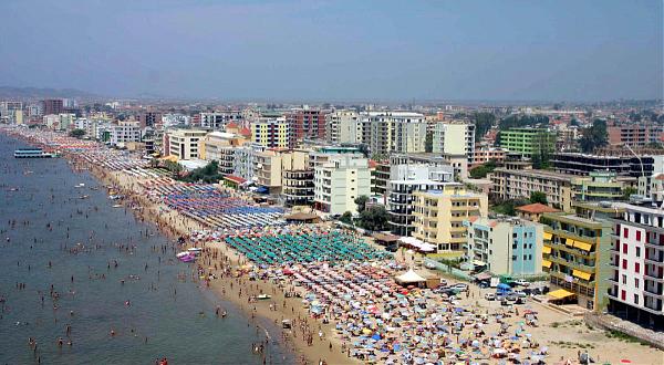 Vendosi konstrukt metalik mbi rërë te Shkëmbi i Kavajës, procedohet 24-vjeçari
