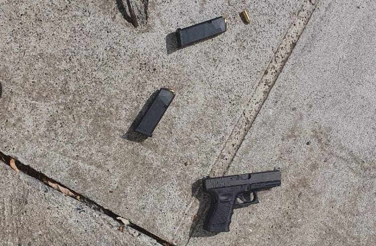 Qëlloi me armë në ajër në resortin turistik, autori largohet nga vendngjarja