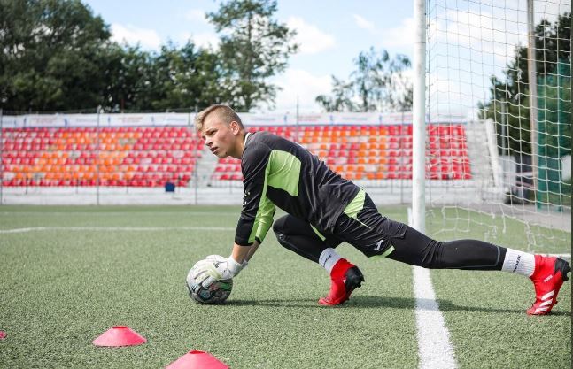 E godet rrufeja në stërvitje, portieri rus dërgohet me urgjencë në spital