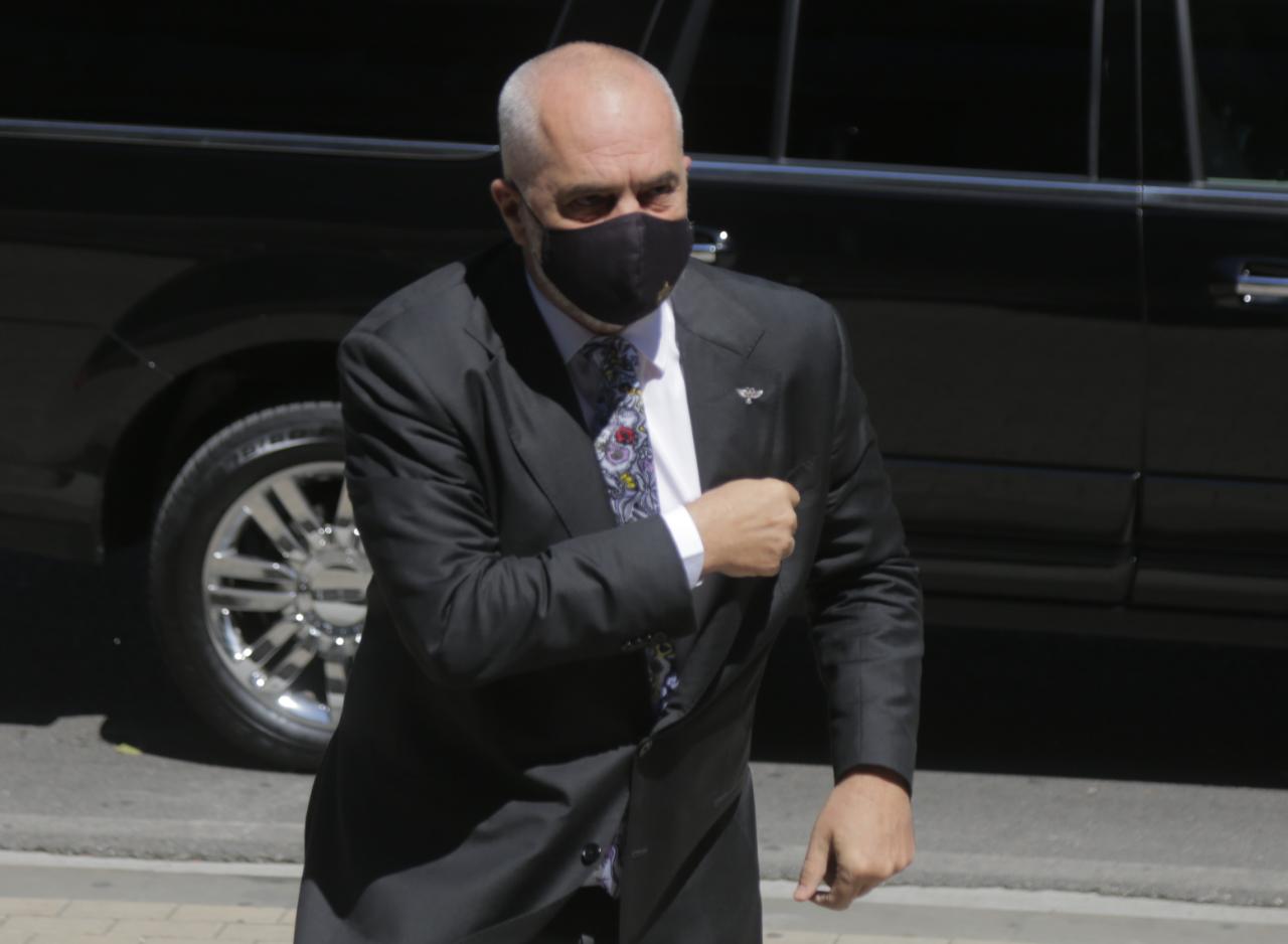 Mblidhet Këshilli Politik, Rama shkon me maskë