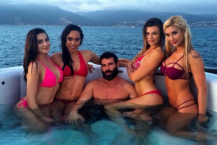 Dan Bilzerian vjen në Durrës, sjell jahtin plot me vajzat e “haremit” të tij