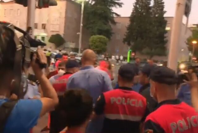 Ndalimi i muzikës pas orës 20:00 dhe mbyllja e lokaleve të natës, biznesi proteston para Kryeministrisë