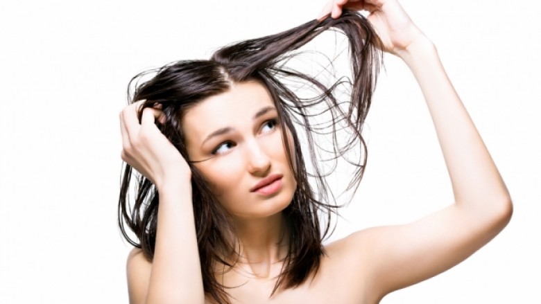 Si të largoni yndyrën nga flokët