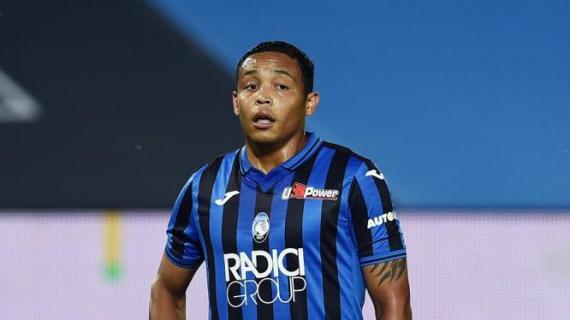 Frikë për sulmuesin në klubin e Atalantës, rrëzohet dhe godet kokën buzë pishinës