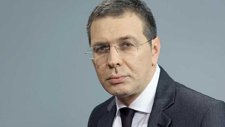 Botuesit dhe gazetarit të njohur i zënë pritë te dera e shtëpisë, qëllohet me dy plumba