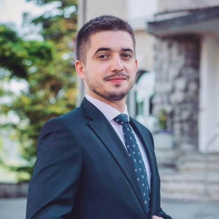 Sherr në Kuvendin e Kosovës, deputeti i Vetëvendosjes tregon si u sulmua nga dy kolegë