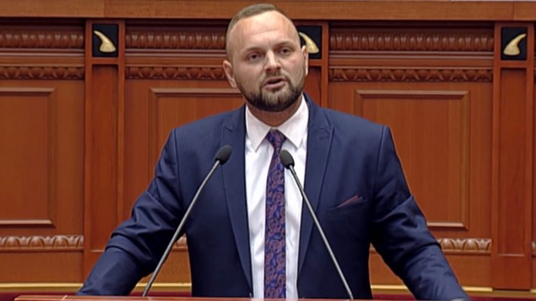 Deputeti Valteri: Shteti shqiptar në prag të kolapsit. Zoti Ruçi na bëni tamponin