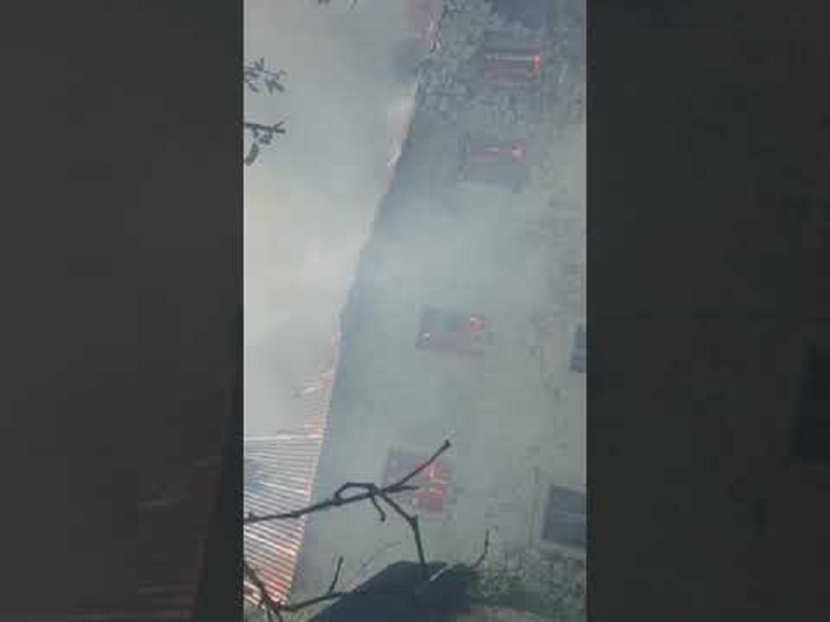 Një shekull e gjysmë histori, flakët shkrumbojnë kullën 150-vjeçare në Theth