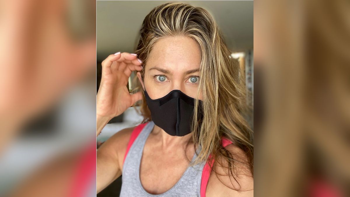 Jennifer Aniston poston foton e mikut të saj të intubuar: Ju lutem vendosni maskën