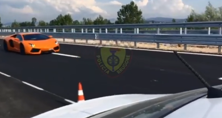 “Lamborghini” fluturon me 236 km/h në rrugë