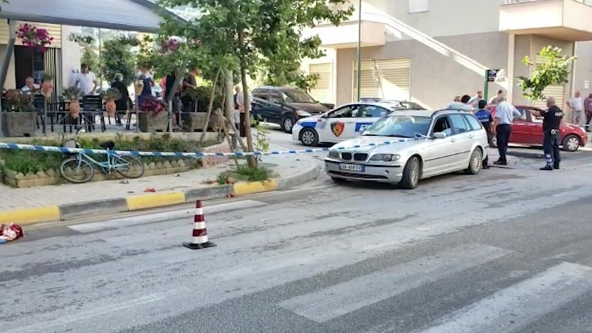 Makina përplas këmbësorin teksa kthehej nga pazari, ndërron jetë rrugës për spital