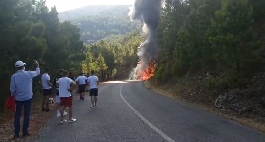 “Zoti donte që të shpëtonim”, shkrumbohet mjeti me të cilin udhëtonte Ermal Mamaqi, Inva Mula dhe VIP-a të tjerë (VIDEO)