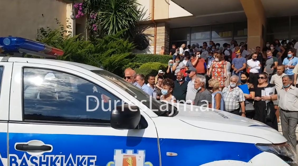 “Është situatë e vështirë, ju lutem shpërndahuni”, policia thirrje durrsakëve të grumbulluar te Prefektura (VIDEO)