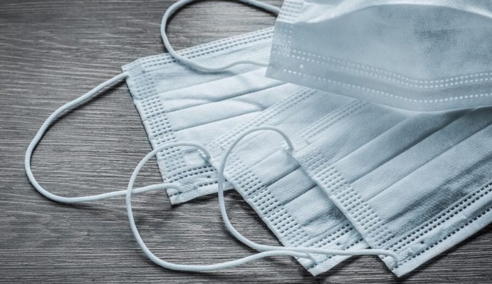 Çfarë maske po përdorni? Mjeku poston foton me maska dhe tregon se sa % mbron secila prej tyre