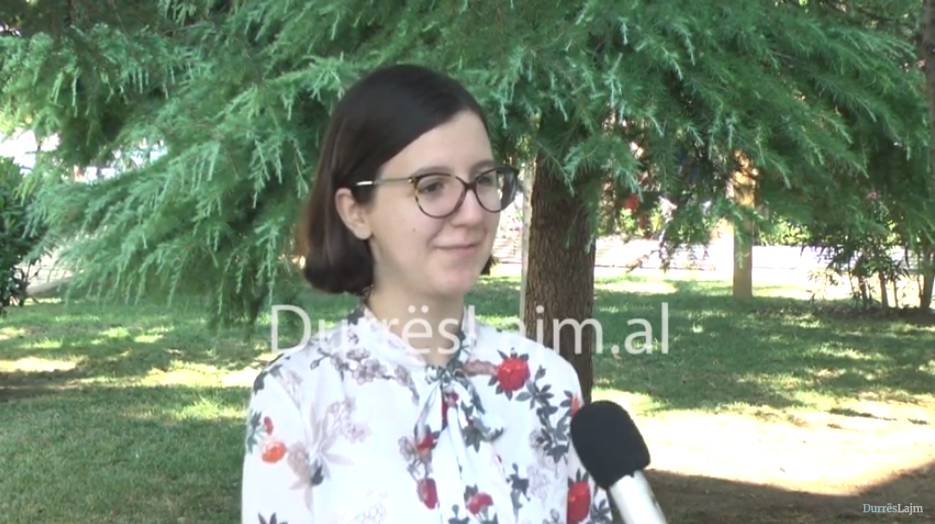 Maturantja nga Durrësi shpallet mes 10 më të mirëve në rang vendi, Bajramaj: Dua të bëhem mjeke për të ndihmuar njerëzit (VIDEO)