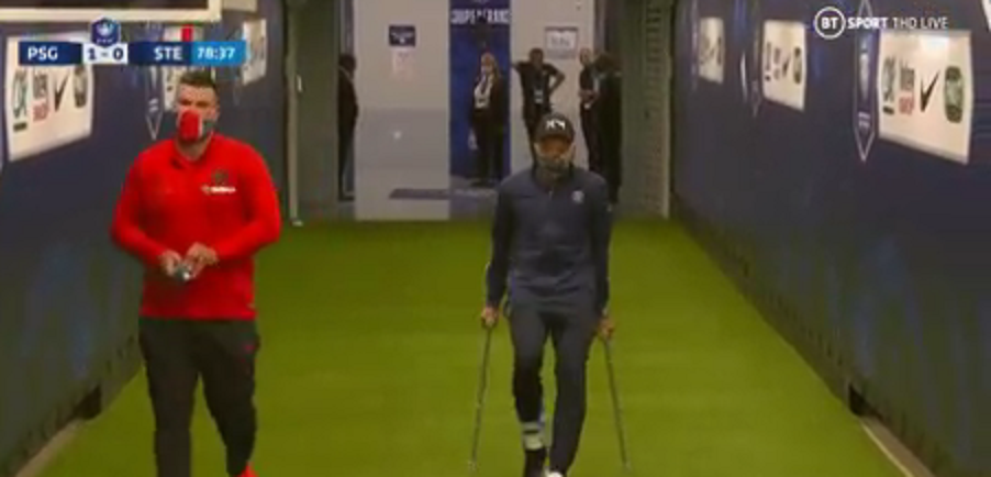 Mbape ecën me paterica pas ndërhyrjes brutale