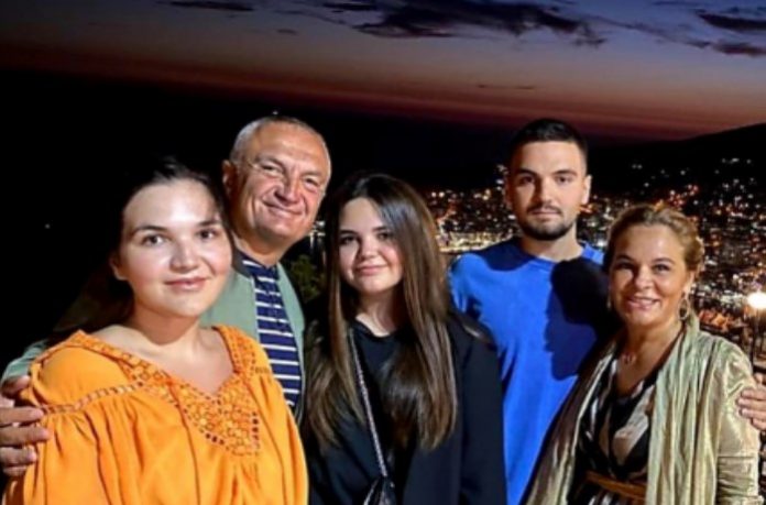 Meta dhe Kryemadhi kalojnë fundjavën në Sarandë me fëmijët