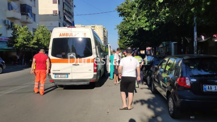 Motoristi i picave përplaset me një makinë në Durrës, përfundon në spital