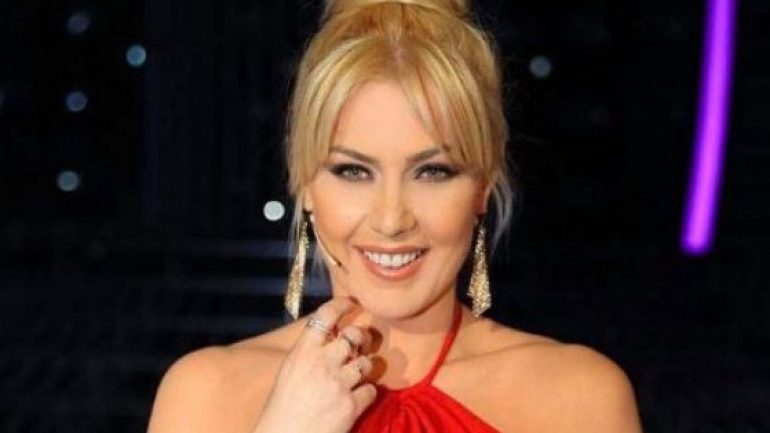 Në pritje të fëmijës së parë, Olta Gixhari shfaqet me rroba banje