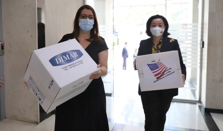 Me pako në duar/ Yuri Kim i dorëzon ndihmat mjekësore Manastirliut