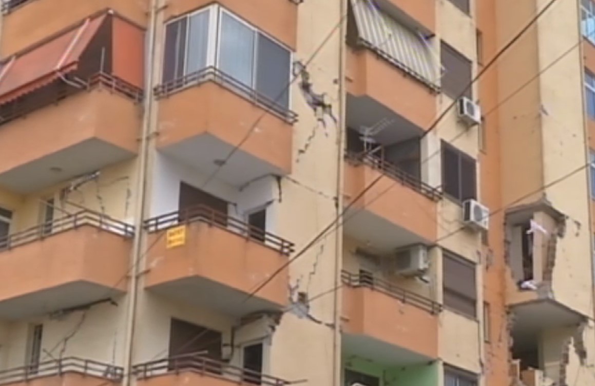 Vidhte te pallatet e dëmtuara nga tërmeti në Durrës, zbulohet e kapet 35-vjeçari
