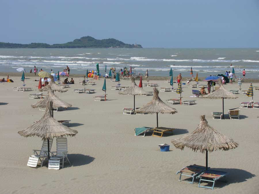 Shezlongë pa leje në Sektor Rinia, policia procedon penalisht dy persona nga Durrësi