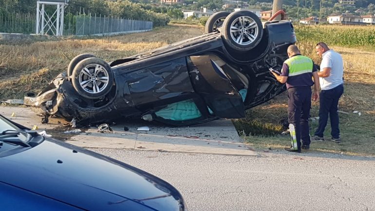 Përplasen dy makina në Elbasan-Peqin, 3 persona në gjendje të rëndë
