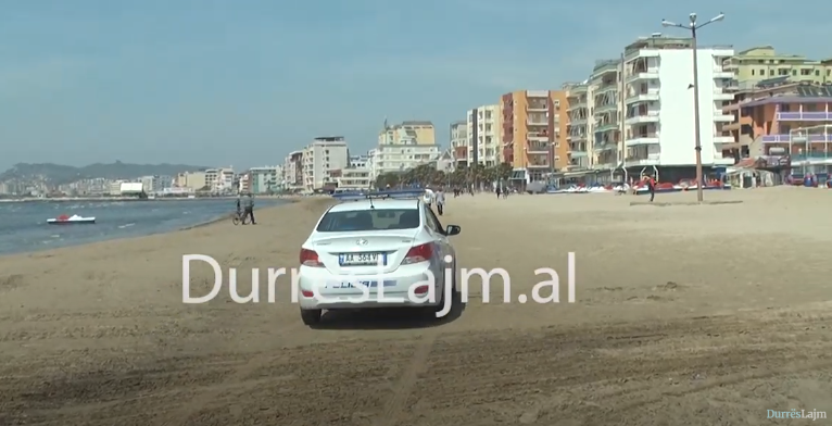 Zaptuan hapësirën publike me shezlongë, Policia e Durrësit procedon 2 persona