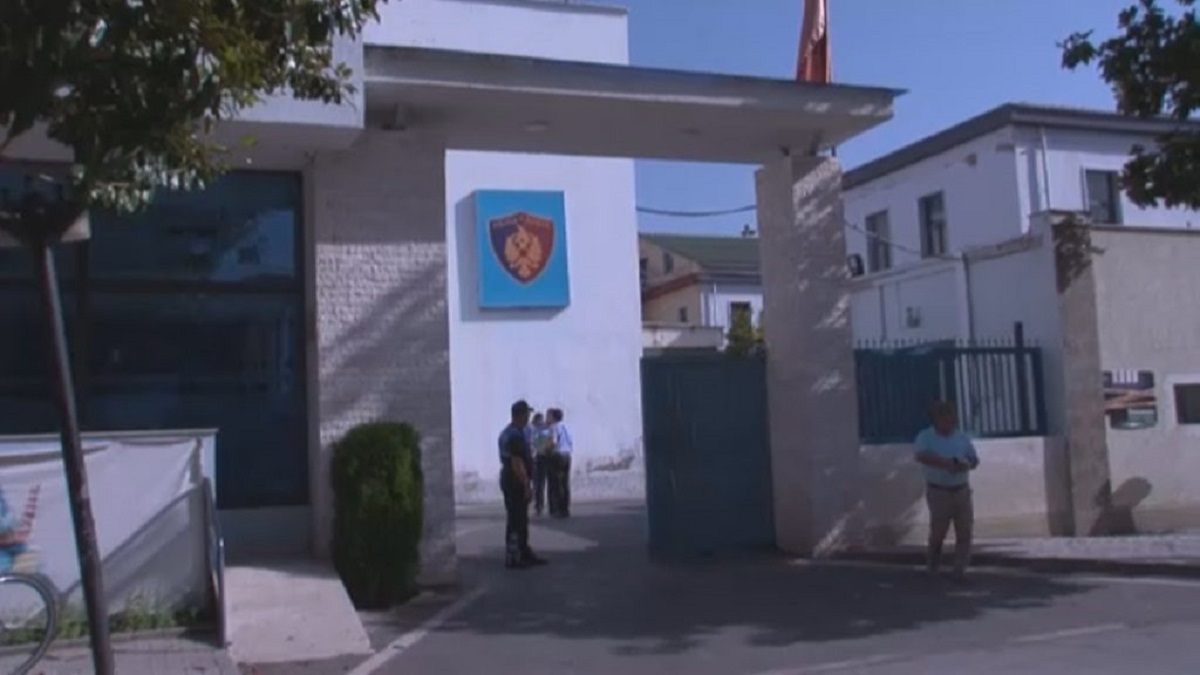 Përplasje mes Policisë dhe të dyshuarve si shpërndarës droge, thyhet xhami i furgonit të “Shqiponjave”