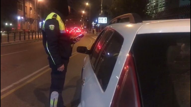 Gara shpejtësie në autostradën Tiranë-Durrës, i riu kapet pas ndjekjes. Hiqen 15 patenta brenda natës