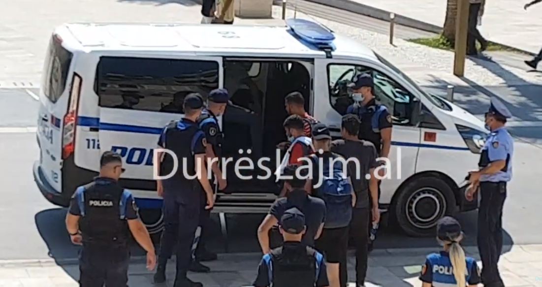 VIDEO/ Policia e Durrësit shoqëron emigrantët sirianë