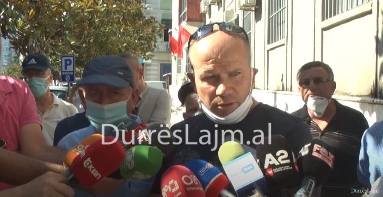Banorët e pallatit të dëmtuar në Durrës protestë para Prokurorisë: Po manipulojnë provat (VIDEO)