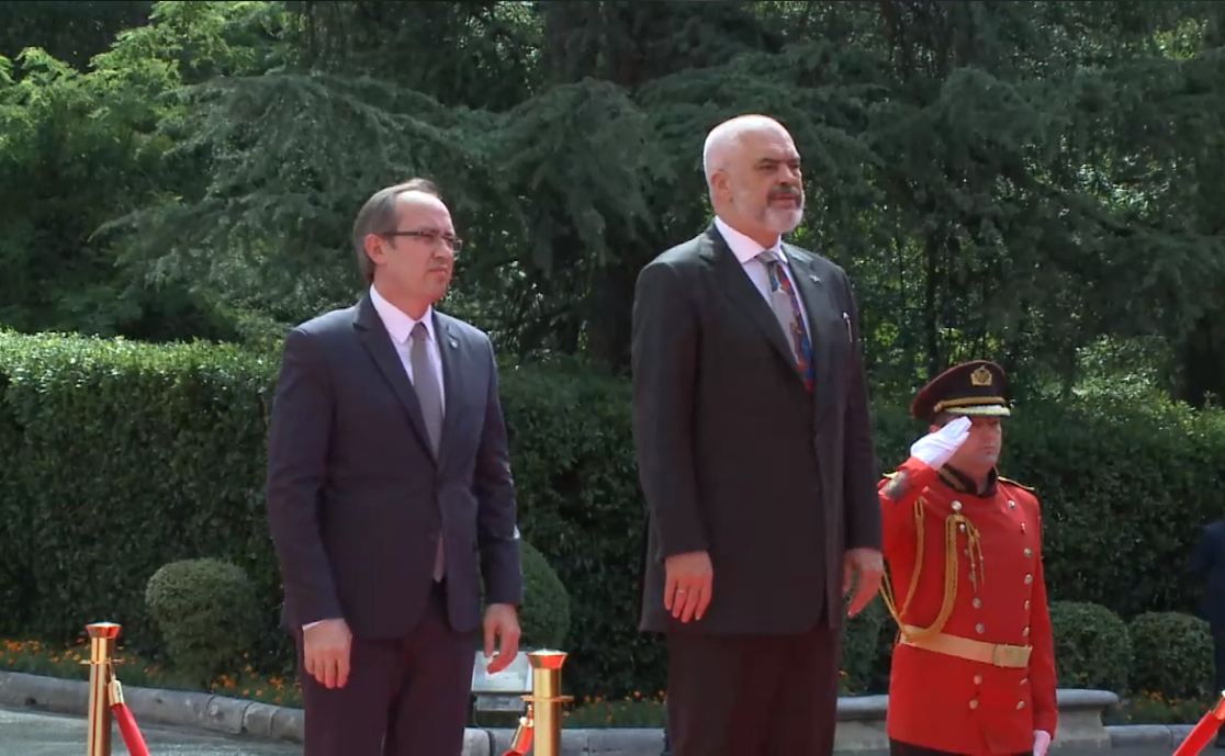 Vizita e parë zyrtare që pas marrjes së detyrës, kryeministri Hoti mbërrin në Tiranë