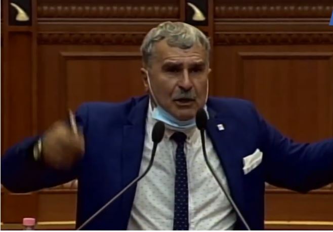 Gjuzi braktis sallën: Janë 4 firma të falsifikuara. Nuk votoj!