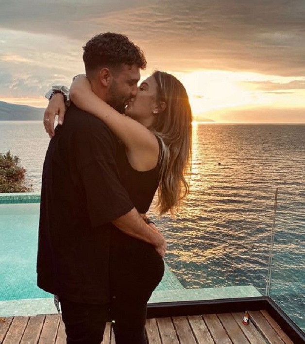 Ledri feston ditëlindjen, Sara e uron me një foto nga dita më e lumtur e jetës së tyre