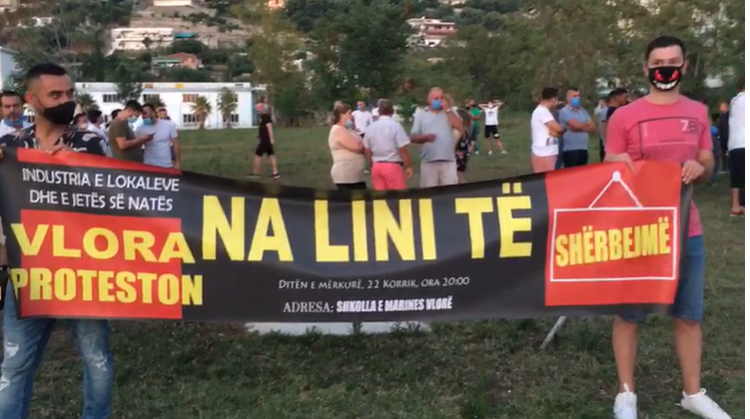 “Na lini të shërbejmë”, protestë në Vlorë kundër mbylljes së lokaleve të natës