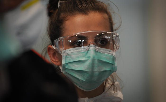 Covid-19/ Franca bën të detyrueshme mbajtjen e maskave