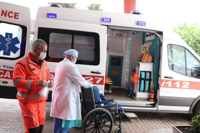 Mjeku te spitali i Traumës rezulton pozitiv me Covid-19