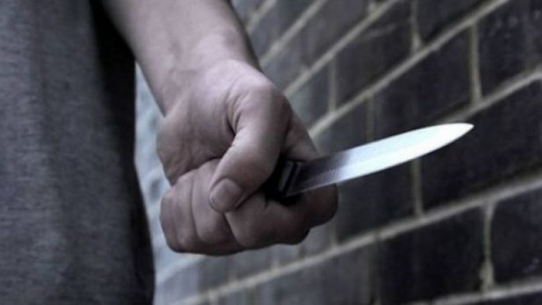 Plagosen me thikë dy vëllezër, policia në ndjekje të autorit