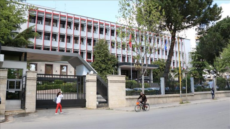 MEPJ thirrje qytetarëve: Respektoni orarin e caktuar nga ambasada shqiptare në Athinë