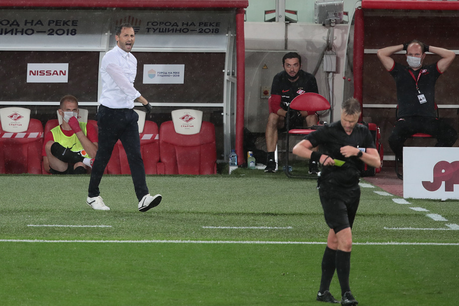 Trajneri i çmendur që të merr me shpulla, absurde ç’ndodh në Rusi