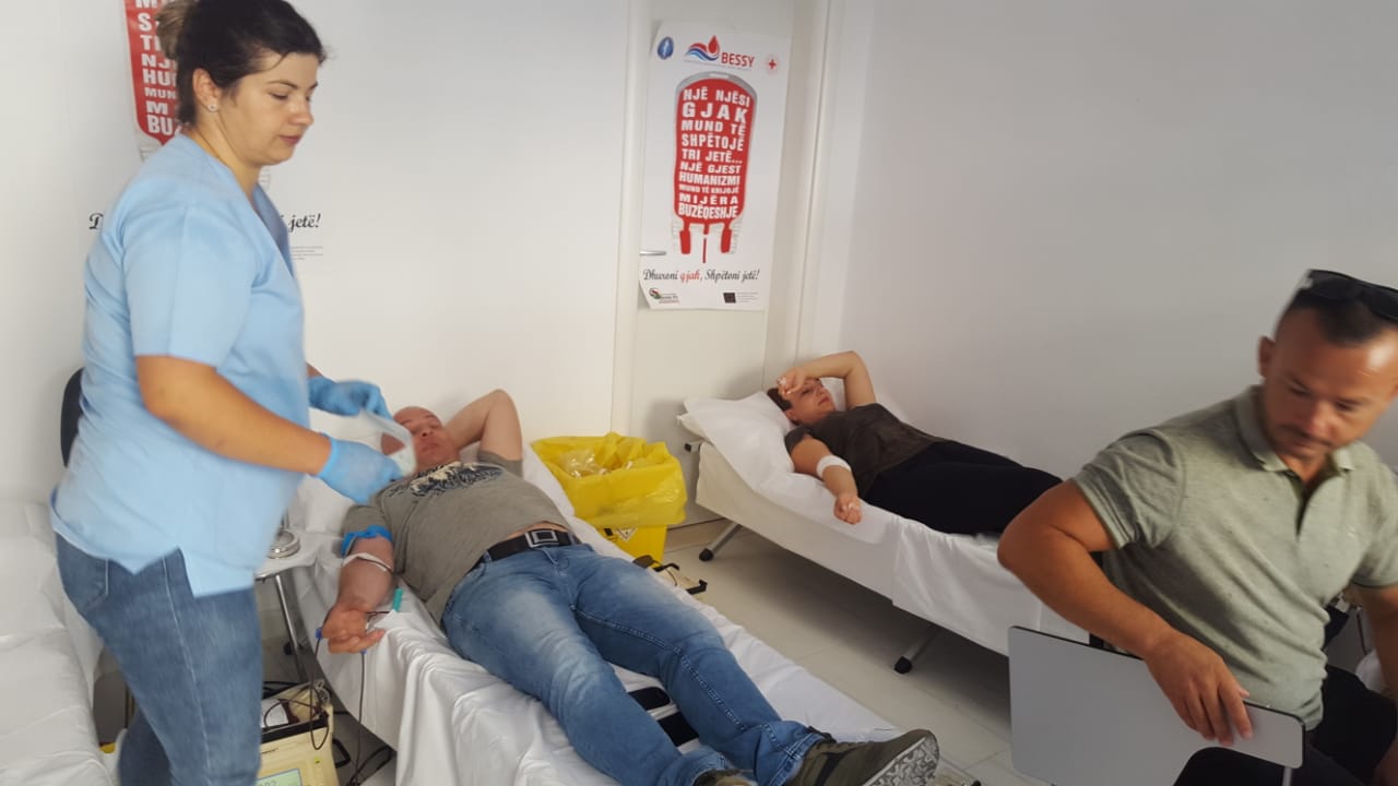 Punonjësit e UKD-së dhurojnë gjak (FOTO)