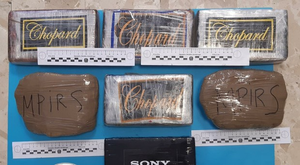 Kapen me 8 kg kokainë me vlerë 1 milionë euro, arrestohen  2 shqiptarë